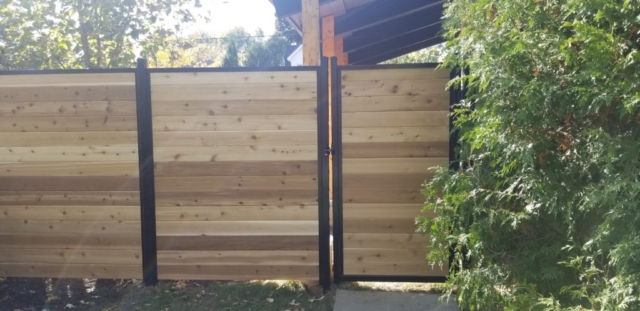 panneau de clôture en cèdre rouge avec poteau en aluminium noir sur mesure